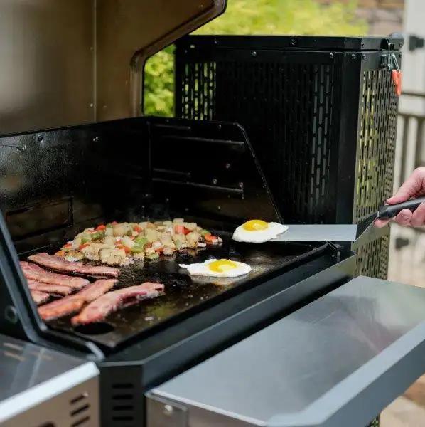 Gravity Series 800 Digital Charcoal Griddle, Grill & Smoker