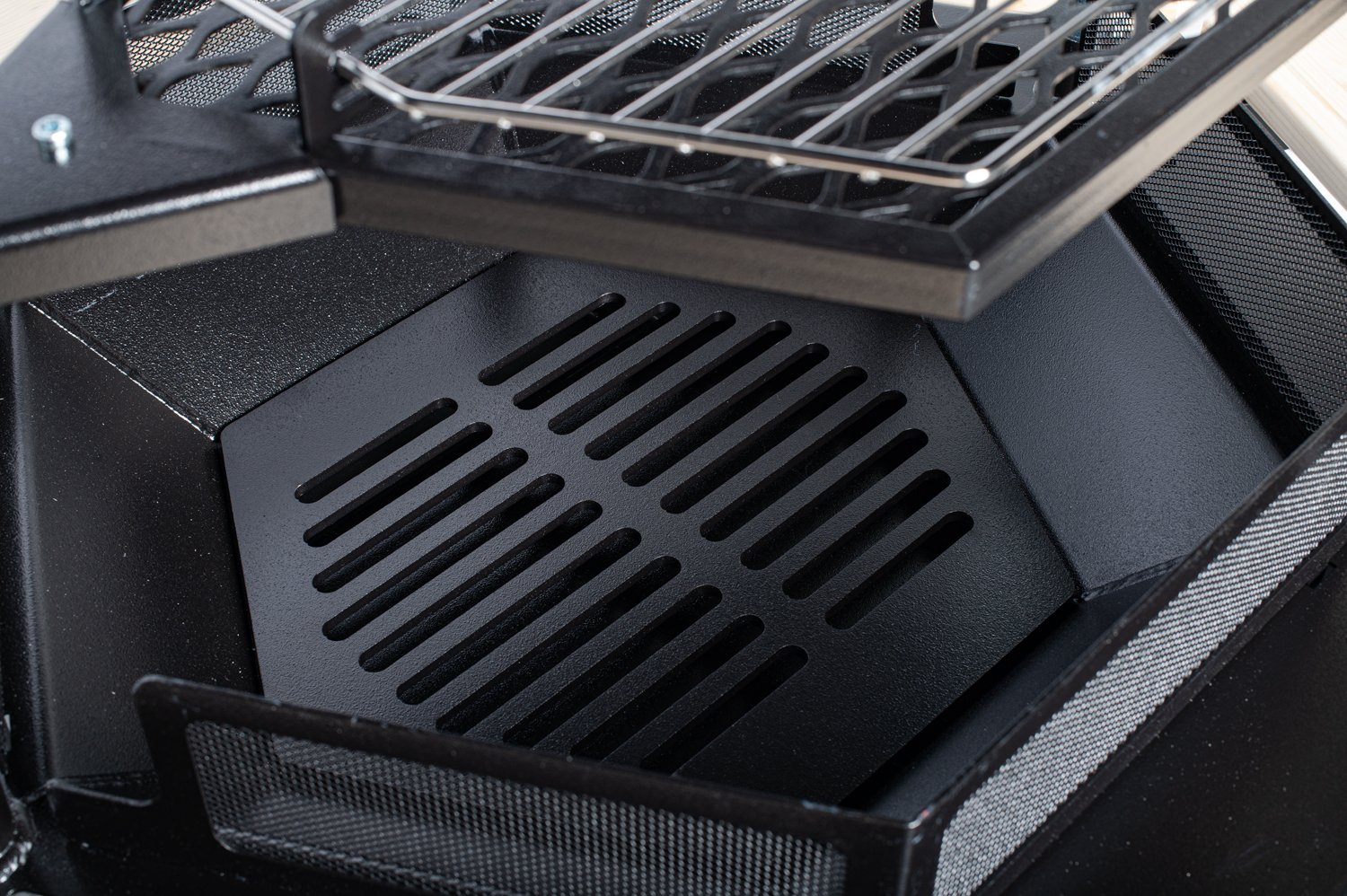 M6 Kota Grill with Arched Chrome Grill Hanger